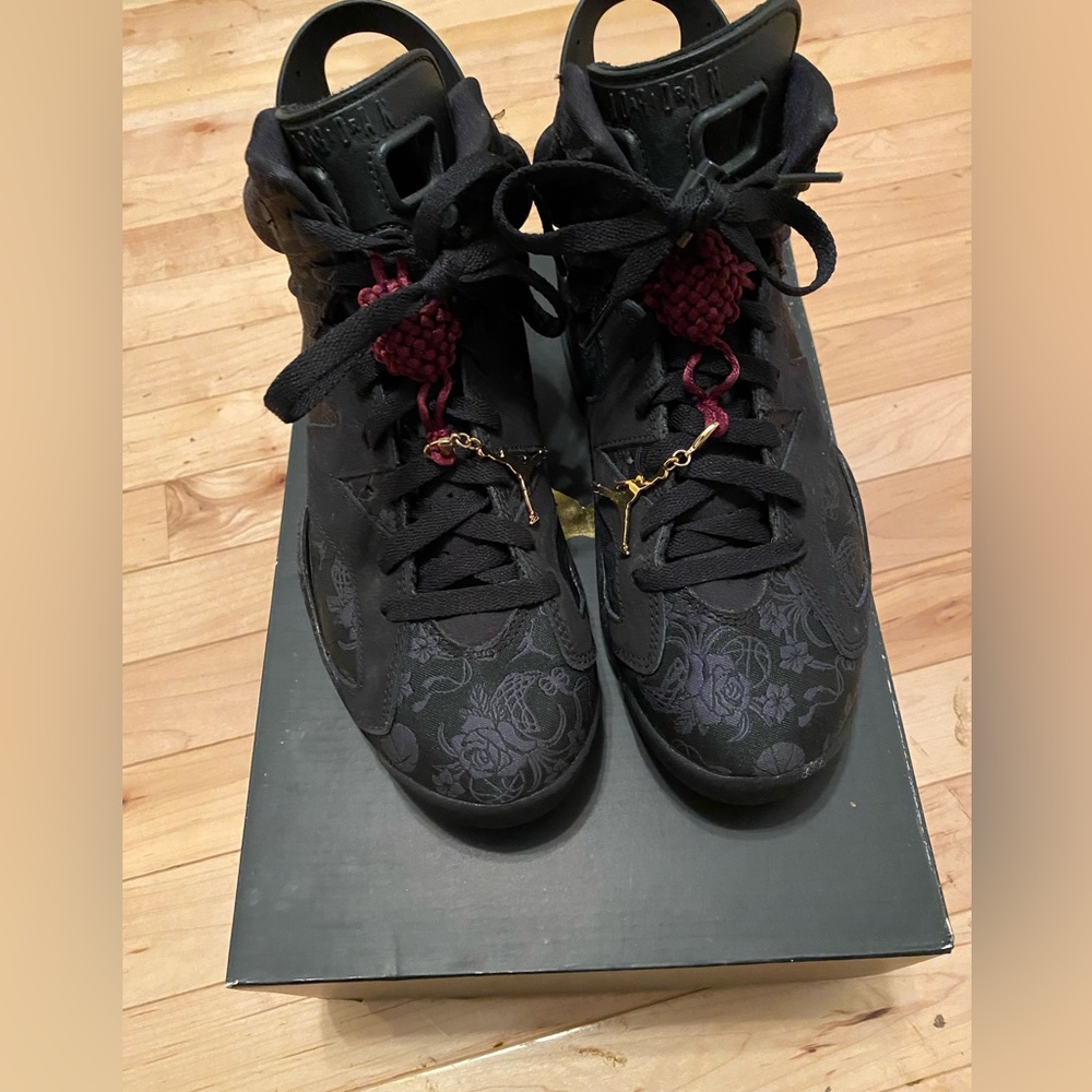 Jordan retro 6 “singles day” woman’s size 8.5